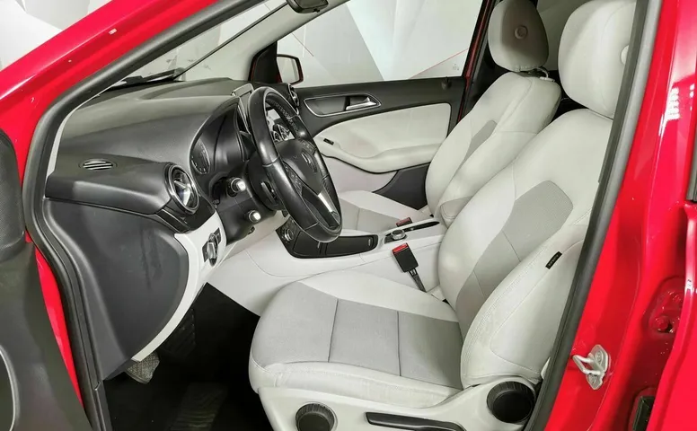 Mercedes-Benz B-Класс B 180 7G-DCT (122 л.с.) Красный
