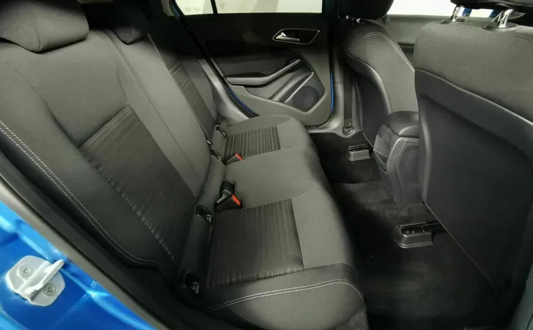 Mercedes-Benz A-Класс 180 7G-DCT (122 л.с.) Синий