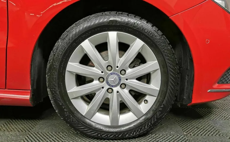 Mercedes-Benz B-Класс B 180 7G-DCT (122 л.с.) Красный