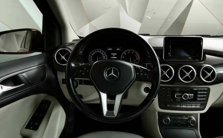 Mercedes-Benz B-Класс B 180 7G-DCT (122 л.с.) Красный