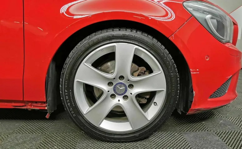 Mercedes-Benz CLA CLA 200 7G-DCT (156 л.с.) Urban Красный