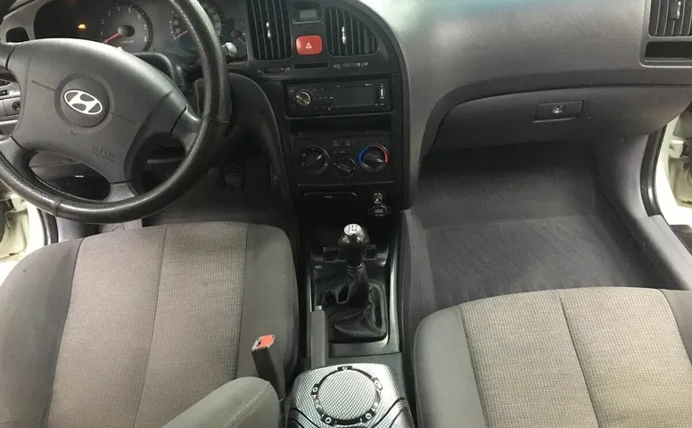 Hyundai ELANTRA 1.6 MT (105 л.с.)
