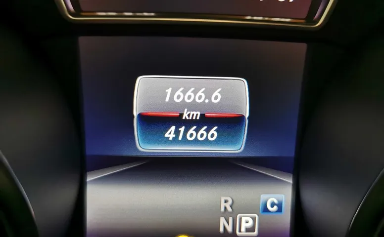 Mercedes-Benz GLA 200 7G-DCT (150 л.с.) Особая серия Серый