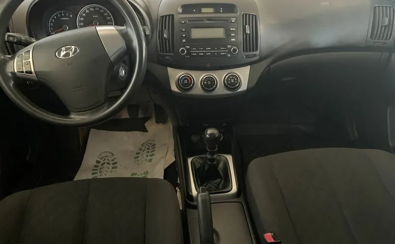 Hyundai ELANTRA 1.6 MT (122 л.с.)