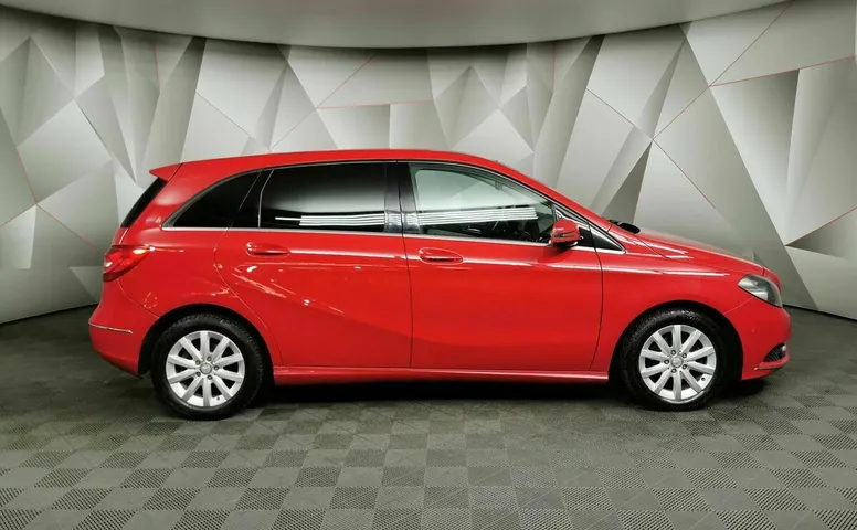 Mercedes-Benz B-Класс B 180 7G-DCT (122 л.с.) Красный