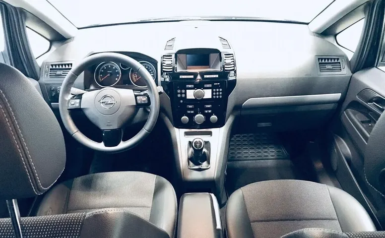 Opel Zafira В Рестайлинг